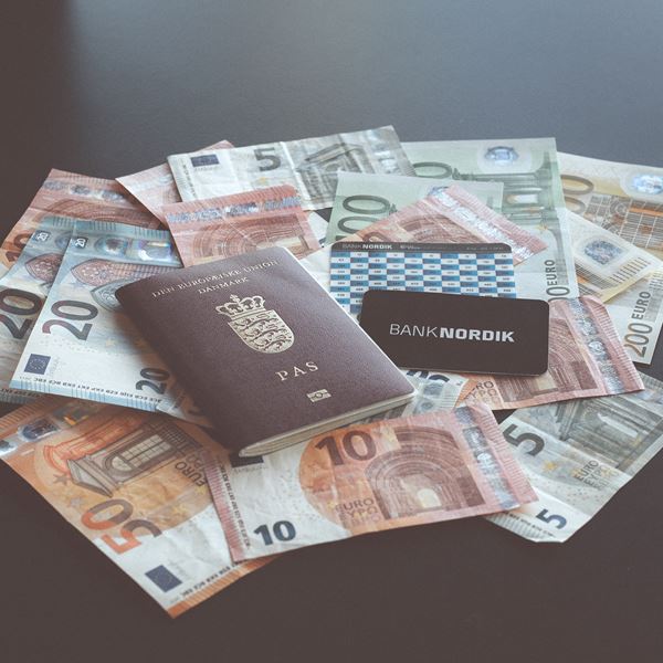 Euro kontanter  med pas og to kort ovenpå.