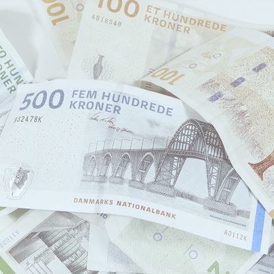 En bunke danske pengesedler