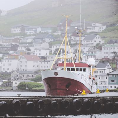 En fiskerbåd I havn på Færøerne