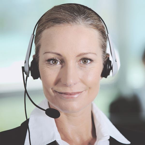 En kvindelig medarbejder fra kundeservice med headset på