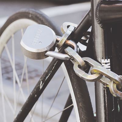 En cykel er låst fast med kæde og hængelås
