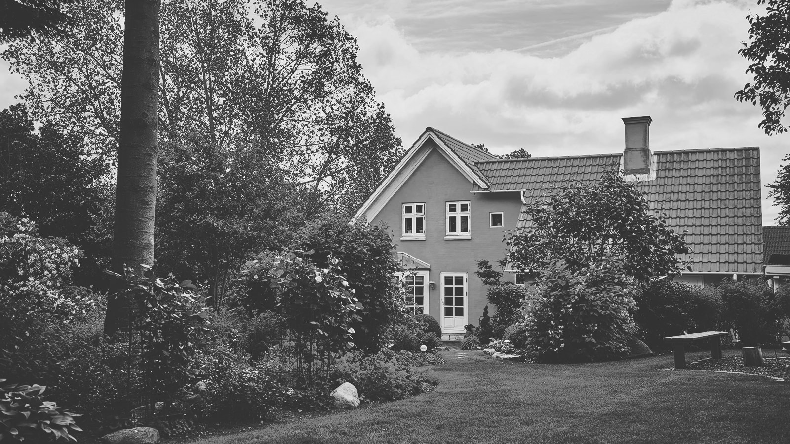 En dansk villa set fra haven