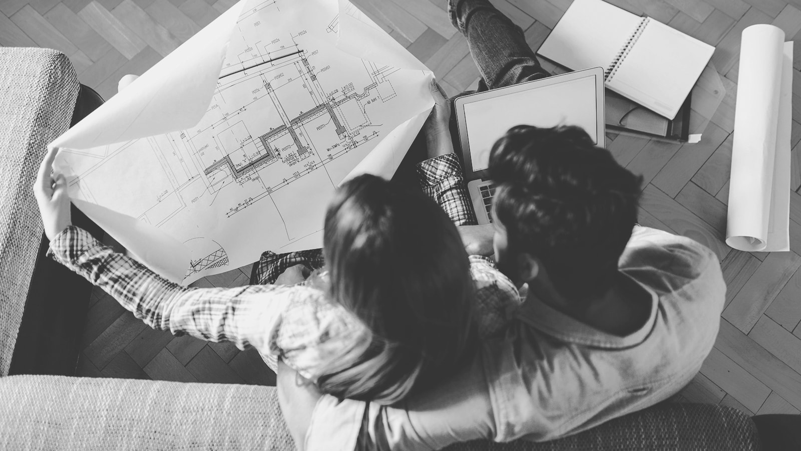Et par ser på tegninger af deres ombygningsplaner