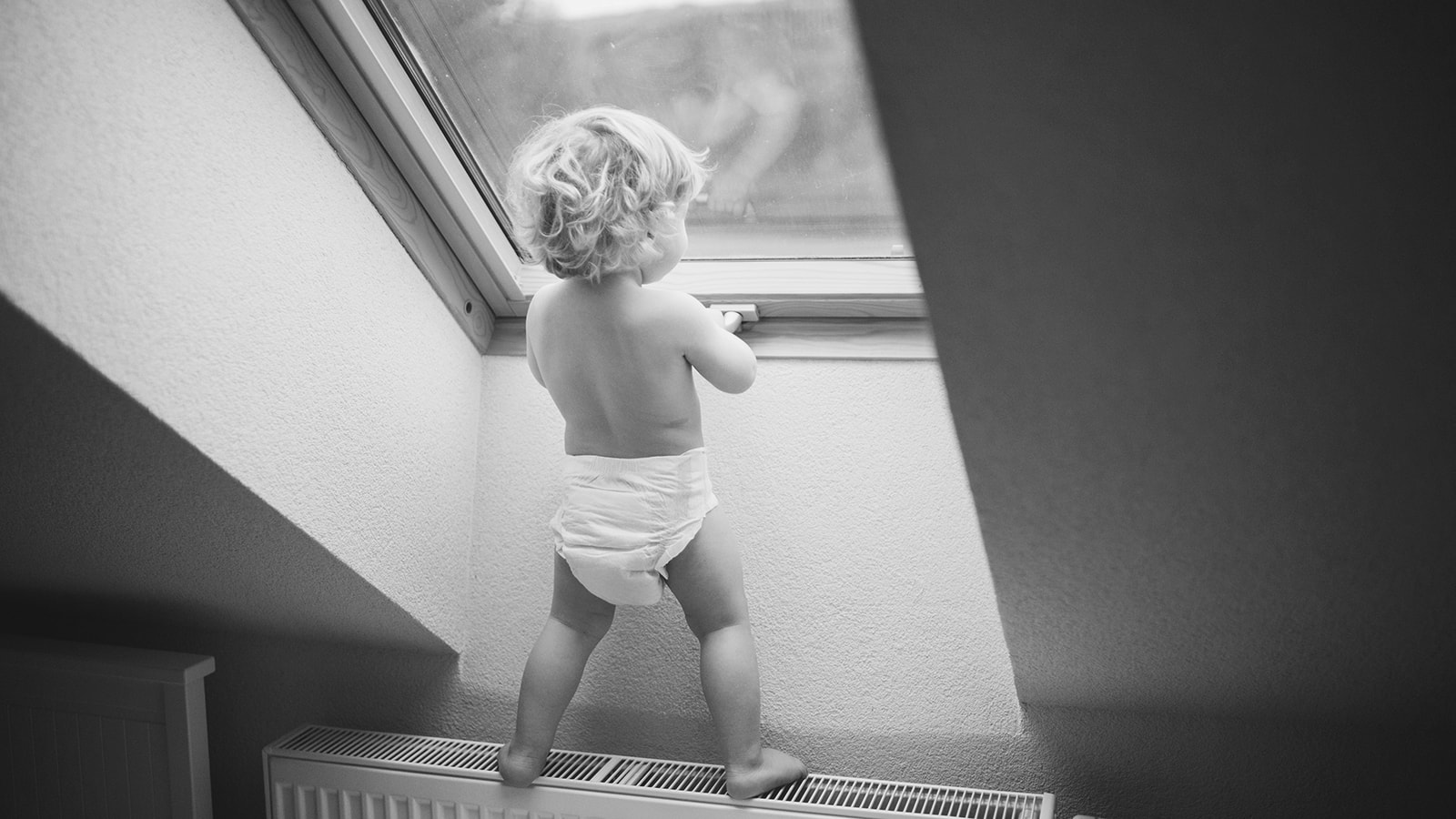 Lille barn i vindueskarm