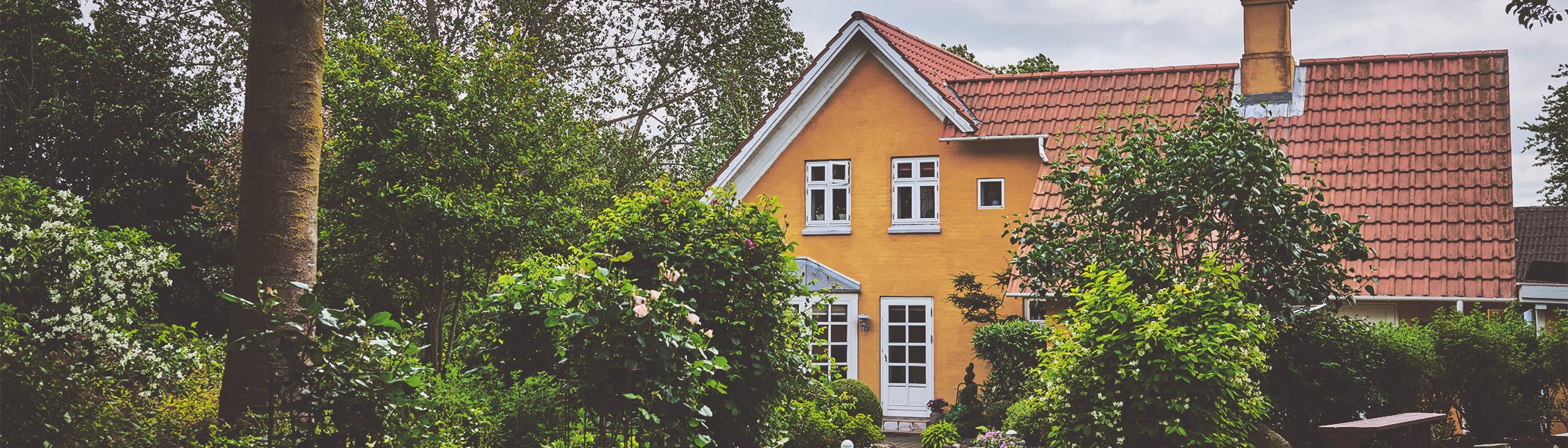 En dansk villa set fra haven